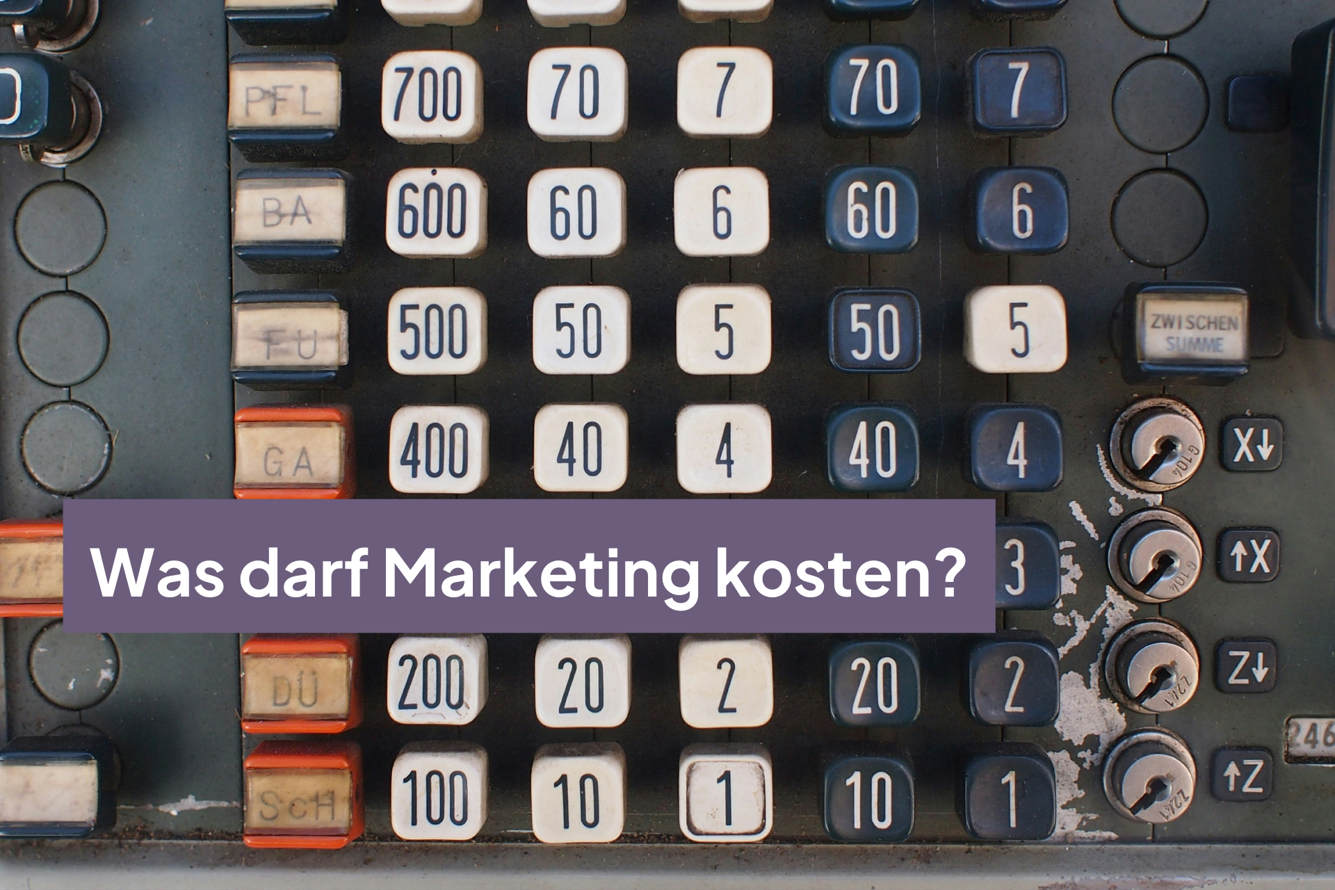 Foto einer alten Rechenmaschine mit großen Zahlen- und Funktionstasten, darüber der Text „Was darf Marketing kosten?“