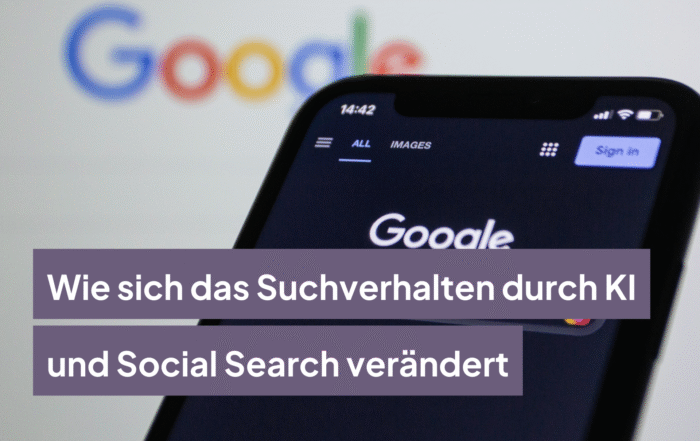 ahaufnahme eines Smartphones mit geöffneter Google-Suchseite, unscharfes Google-Logo im Hintergrund